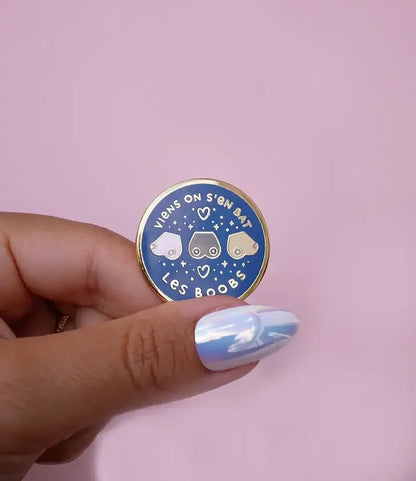 Pin doré émaillé bleu : 3 formes de seins, texte français, attache papillon pratique