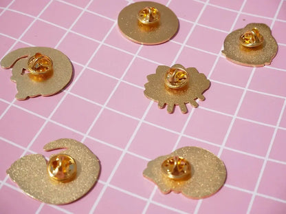 Six pin’s doré brillants, attache papillon pratique et finition dorée