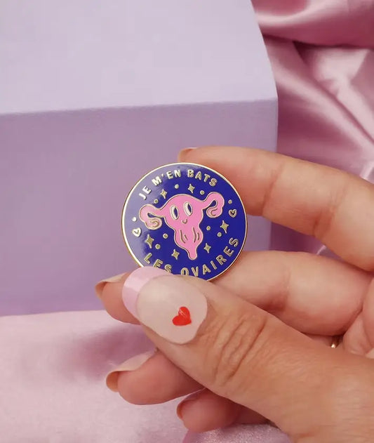 Pin’s Je M’en Bats Les Ovaires : utérus rose, message fun restant léger en format compact