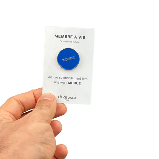 Pin morue bleu avec clin d’œil côté décalé et message fun sur carte blanche
