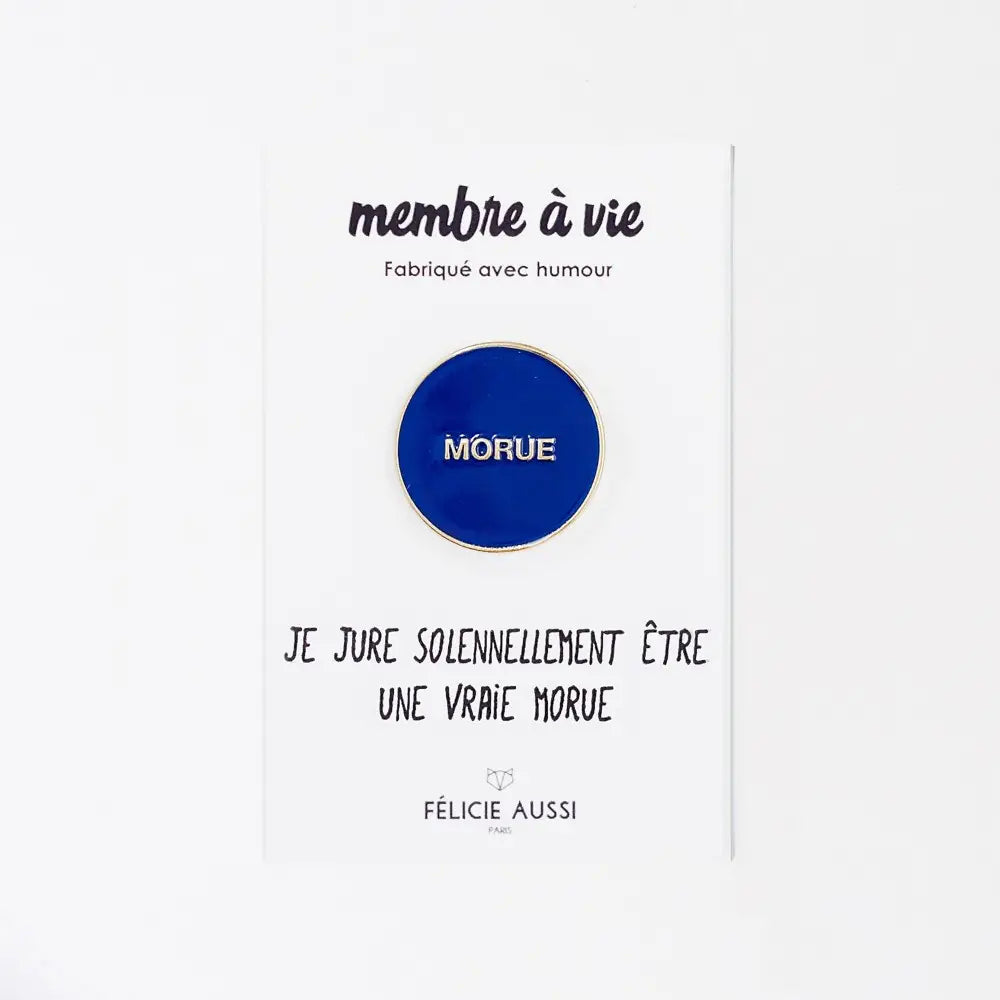 Pin’s morue : pin émaillé bleu rond avec clin d’œil humoristique