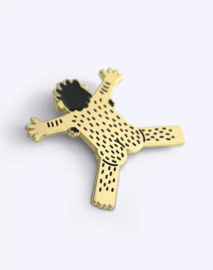 Broche audacieuse Pin’s ours nu en finition émaillée dorée