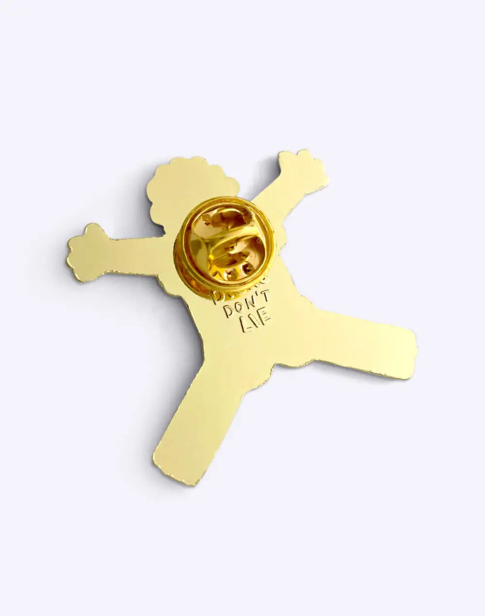Broche audacieuse Pin’s ours nu en métal doré, forme enfant bras écartés, finition émaillée et système d’attache