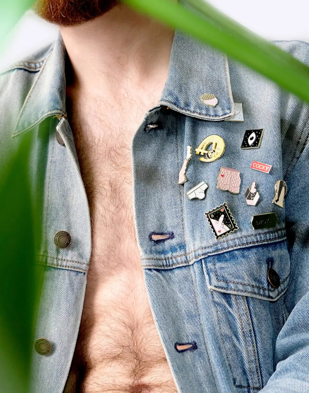 Veste en jean avec broches audacieuses à finition émaillée et système d’attache