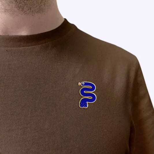 T-shirt marron avec pin serpent de pantalon en finition émaillée et placage doré