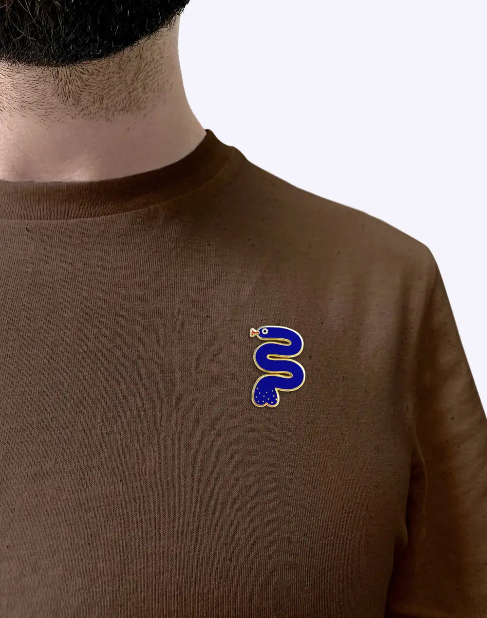 T-shirt marron avec épingle serpent bleu finition émaillée placage doré
