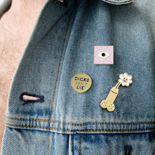 Veste en denim bleu clair avec trois pin’s uniques, finition émaillée, brillance durable