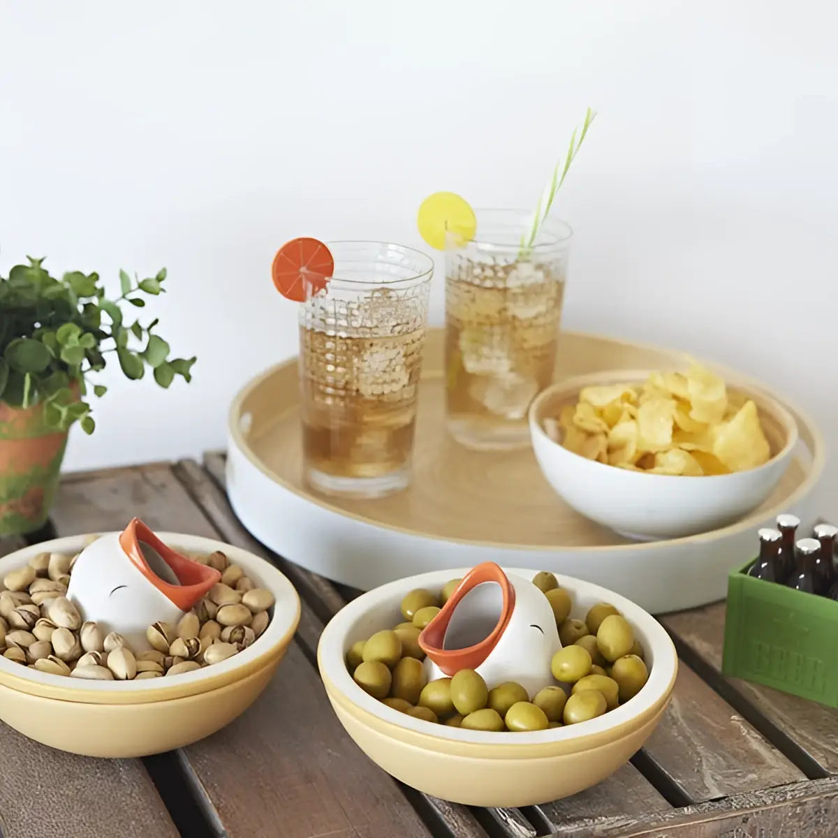 Plateau apéritif Hungry Bird : poussins céramiques blancs mignons avec becs orange dans bols de pistaches et olives