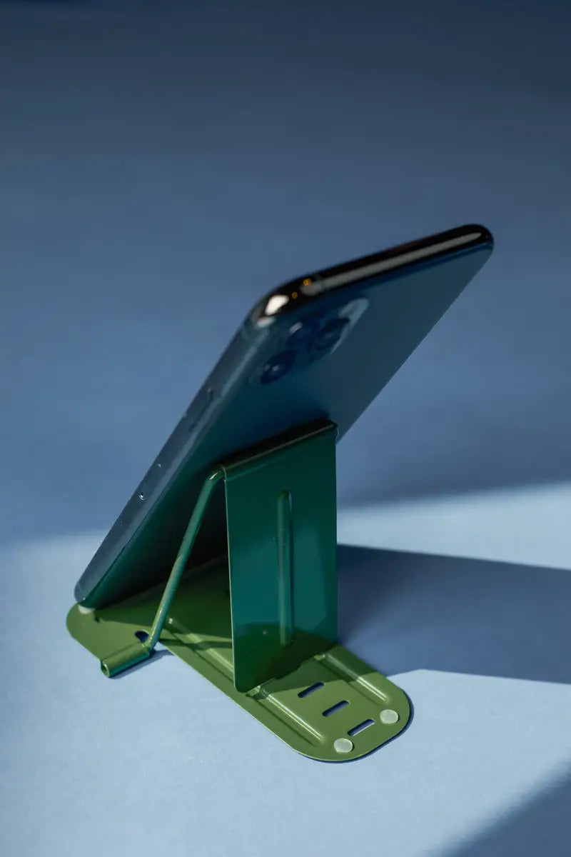 Support pliable téléphone pliable Pocket Phone Stand vert métallique avec smartphone sombre