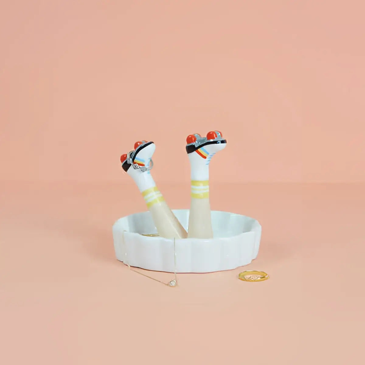 Petit plat porte-bagues Happy Legs Retro en céramique blanche, forme jambes en sandales