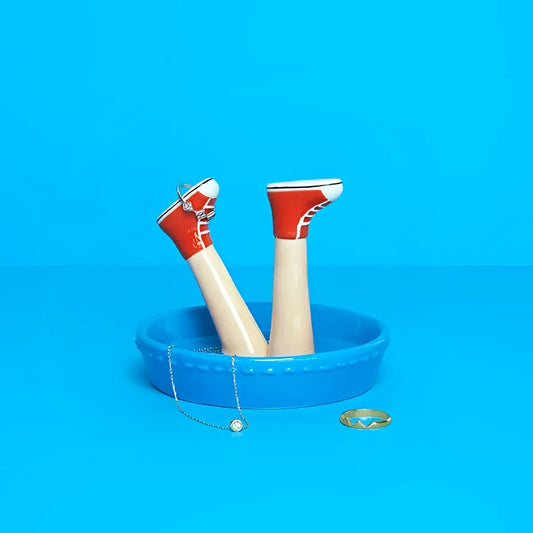 Jambes baskets rouges et blanches en bol céramique bleu Happy Legs Urban