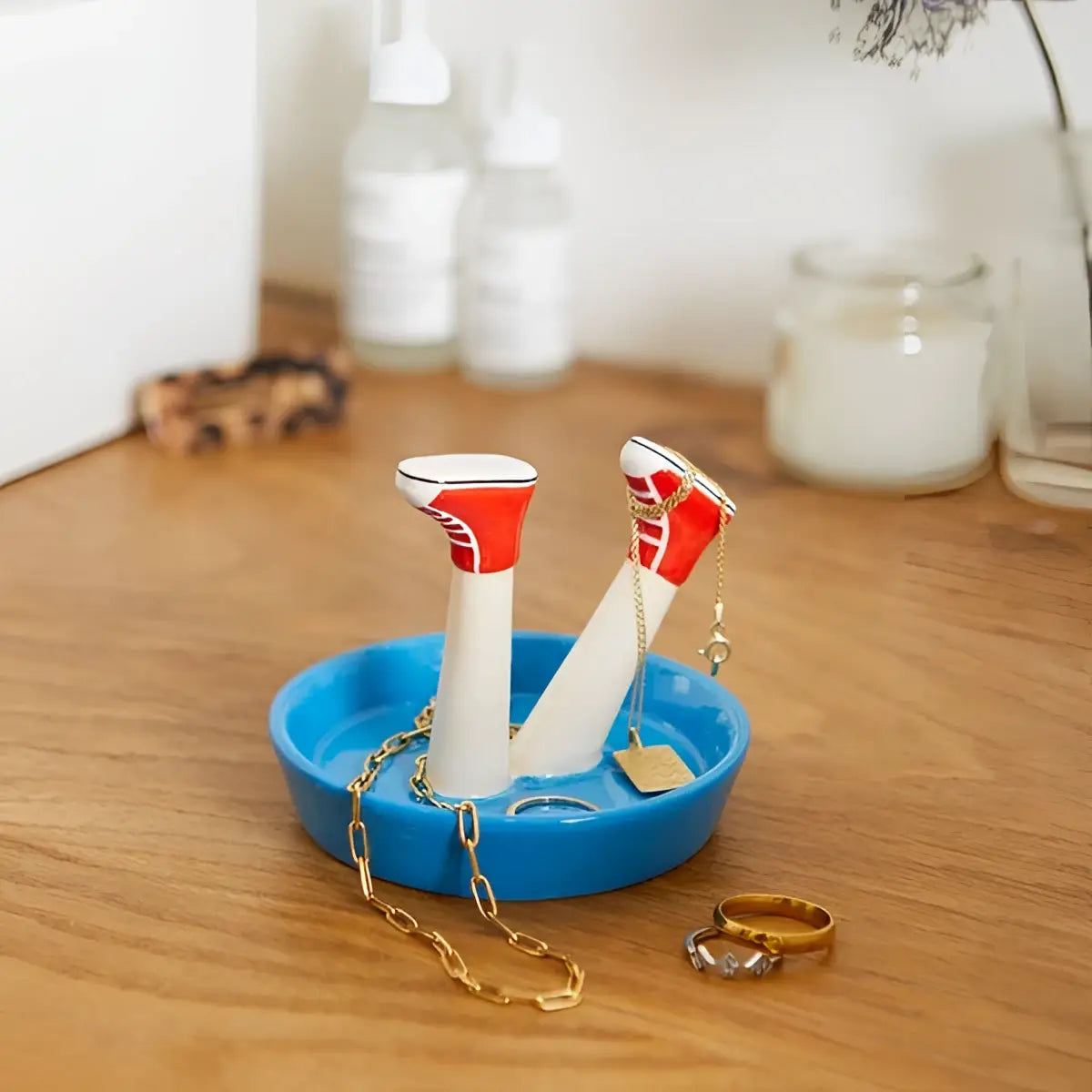 Porte-Bagues Happy Legs Urban Céramique : plat en céramique bleue forme jambes baskets rouges pour bijoux plus