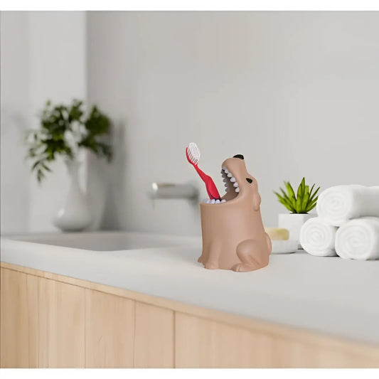 Porte-brosse à dents chien en plastique tan avec bouche ouverte tenant brosse rouge et blanche