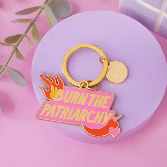 Porte-clé féministe pink et or burn the patriarchy, plus qu’un accessoire cool