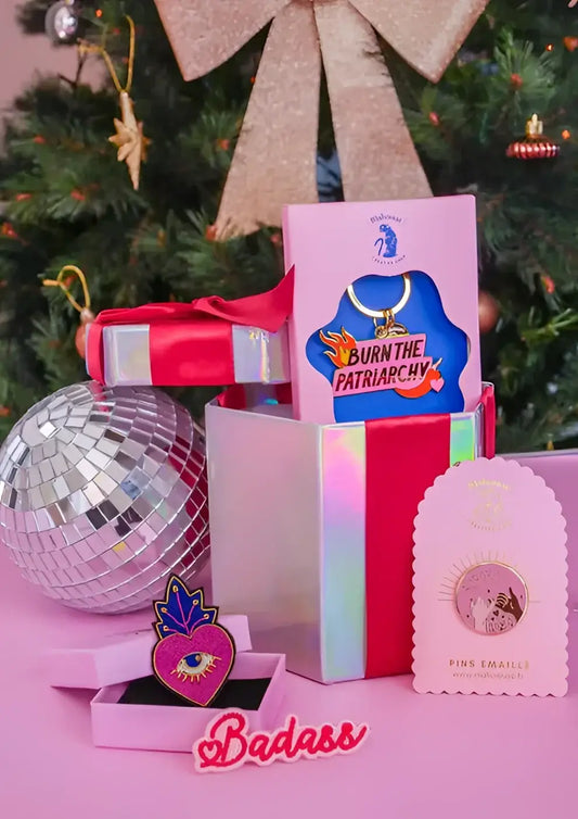 Porte-clé féministe Burn The Patriarchy en métal doré émaillé devant sapin de Noël