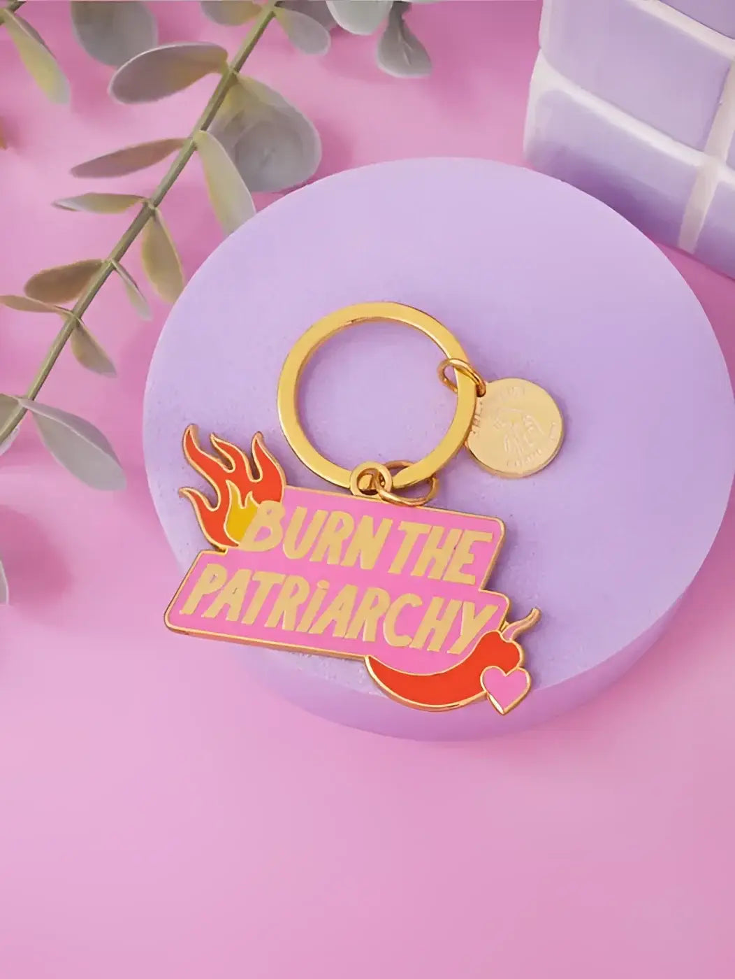 Porte-clé féministe en métal doré émaillé rose et or au design puissant Burn the Patriarchy