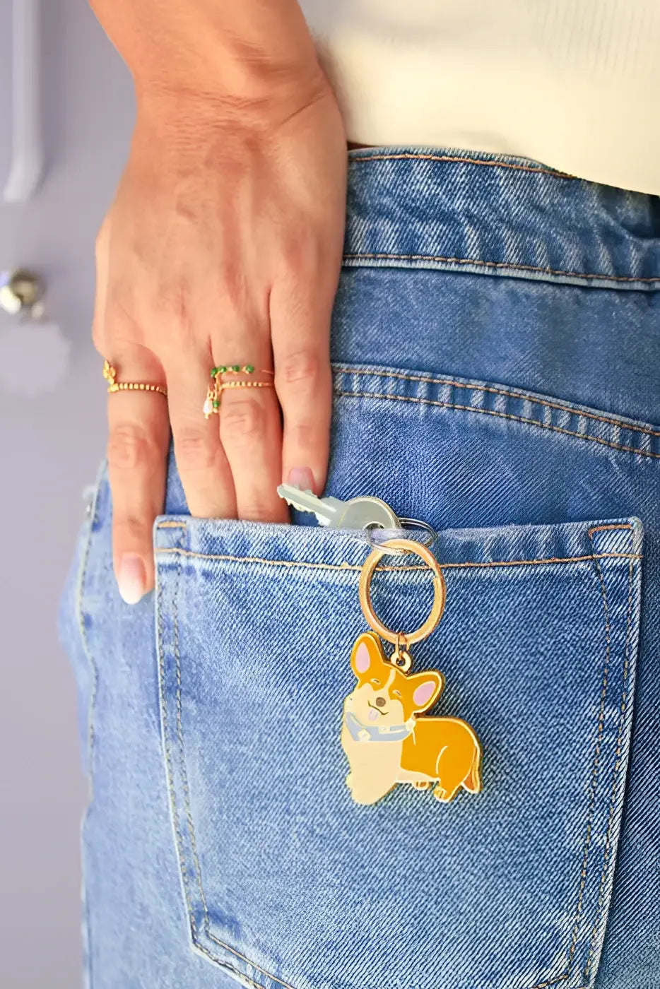 Porte-clé corgi mignon en émail doré, compagnon fidèle au aspect ludique