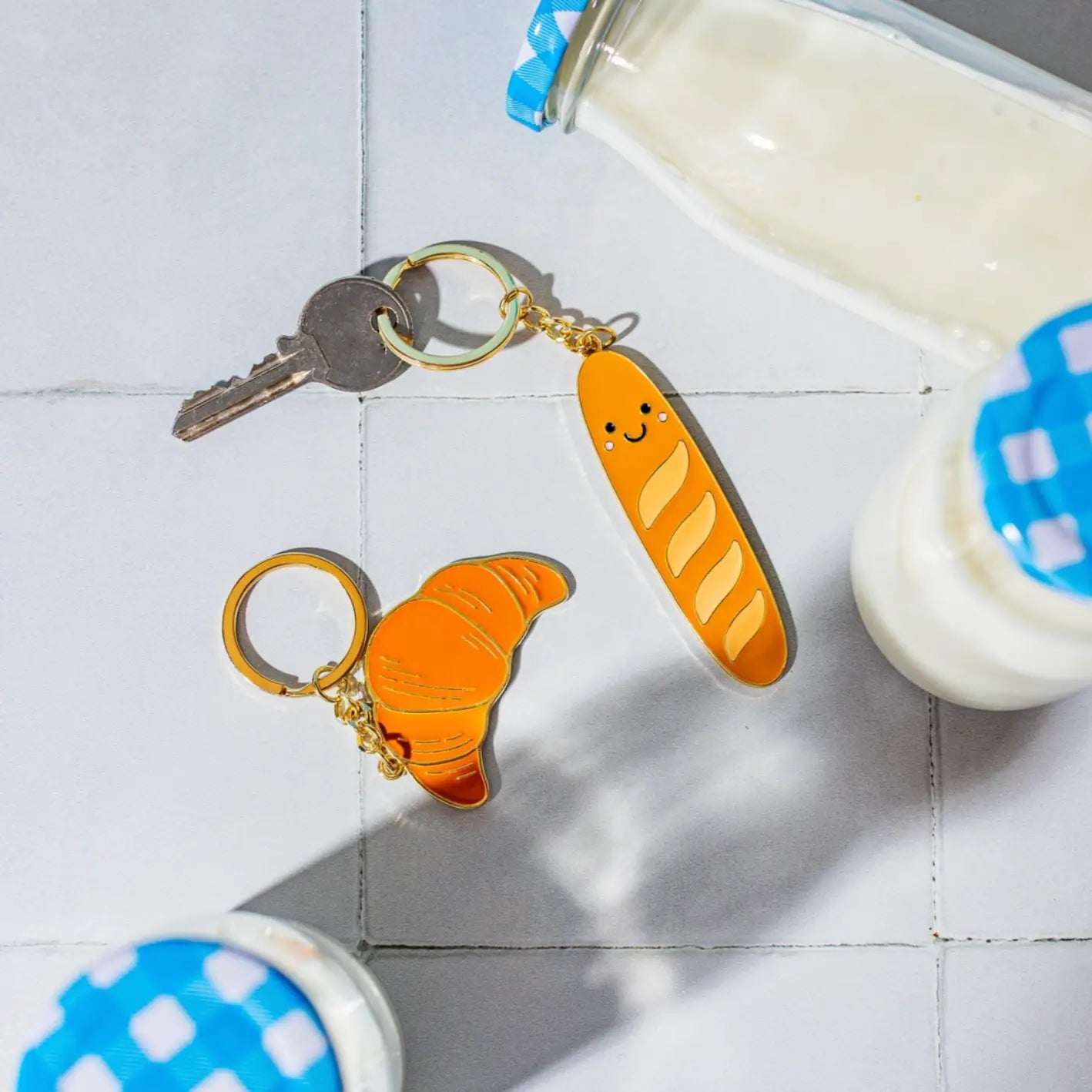 Porte clé croissant en émail orange, baguette souriante au design soigné