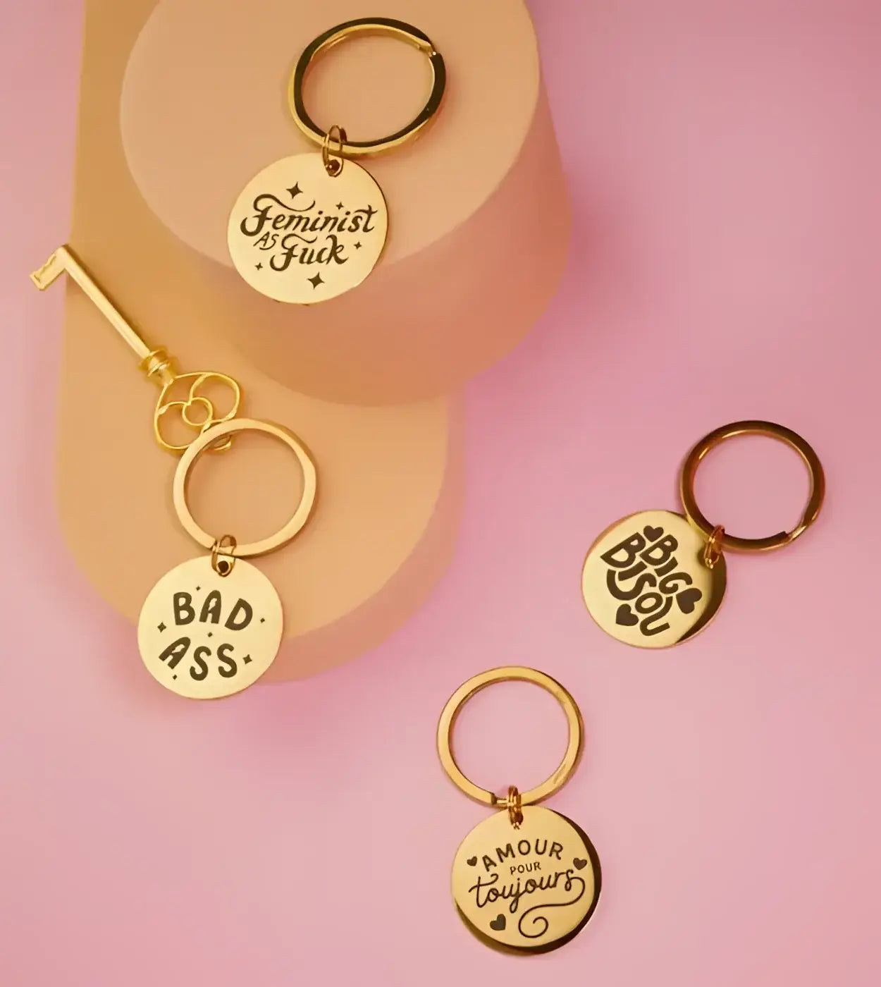 Porte-clé féministe as fuck en acier inoxydable doré avec pendentif gravé