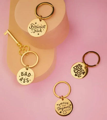 Porte-clé féministe as fuck en acier inoxydable doré avec pendentif gravé