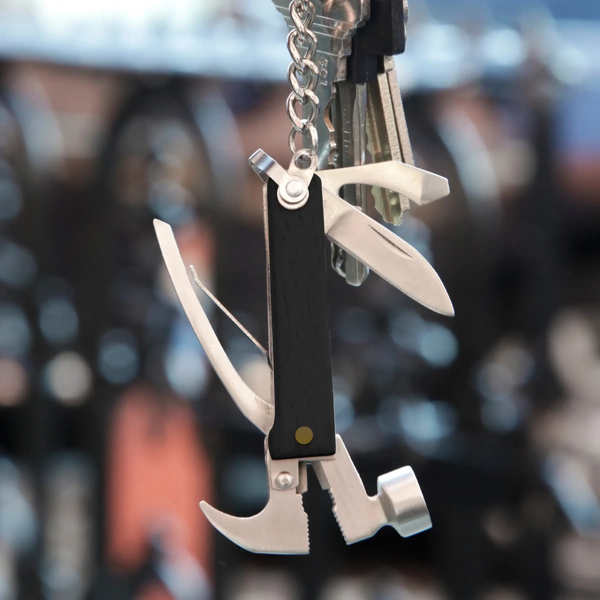 Porte-clé multifonction petit marteau noir, concentré d’ingéniosité