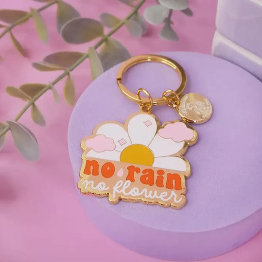 Porte-clé no rain no flowers avec émaillage coloré, fleur blanche, fond orange, idée cadeau