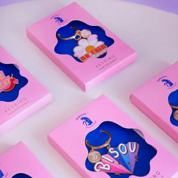 Assorted émaillage coloré keyrings in pink packaging, rain no flowers, idée cadeau fun