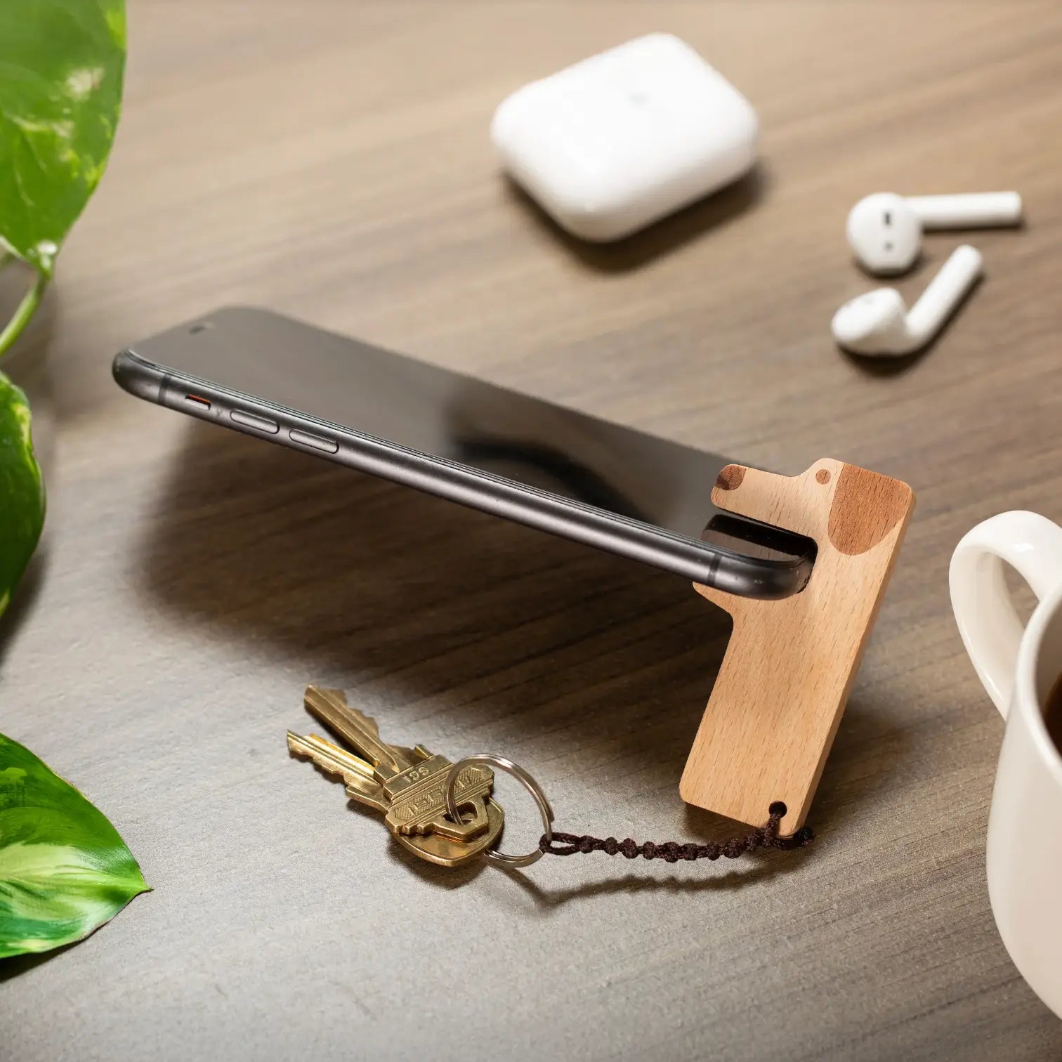 Porte clé support téléphone chien en bois clair, objet ingénieux