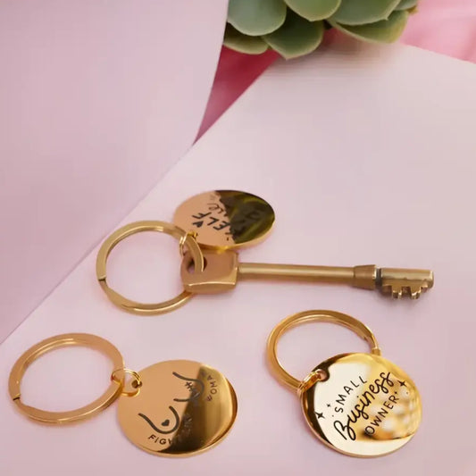 Porte-clé survivor avec plus qu’un acier inoxydable doré, plus qu’un accessoire cool