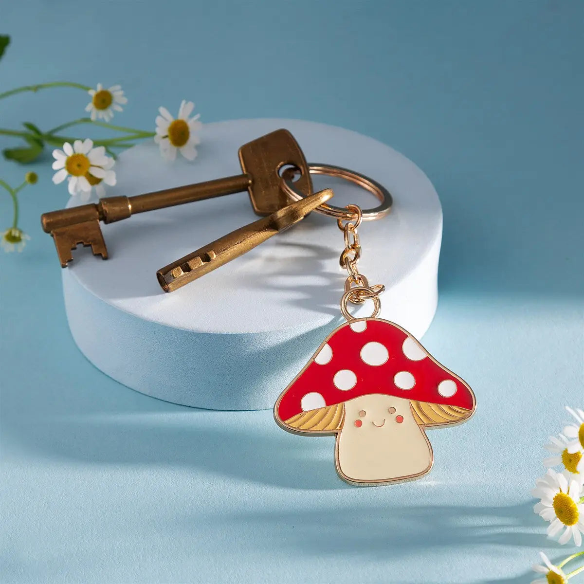 Porte-clés champignon rouge à pois blanc, sourire charmant, émail brillant. Idée cadeau fun !