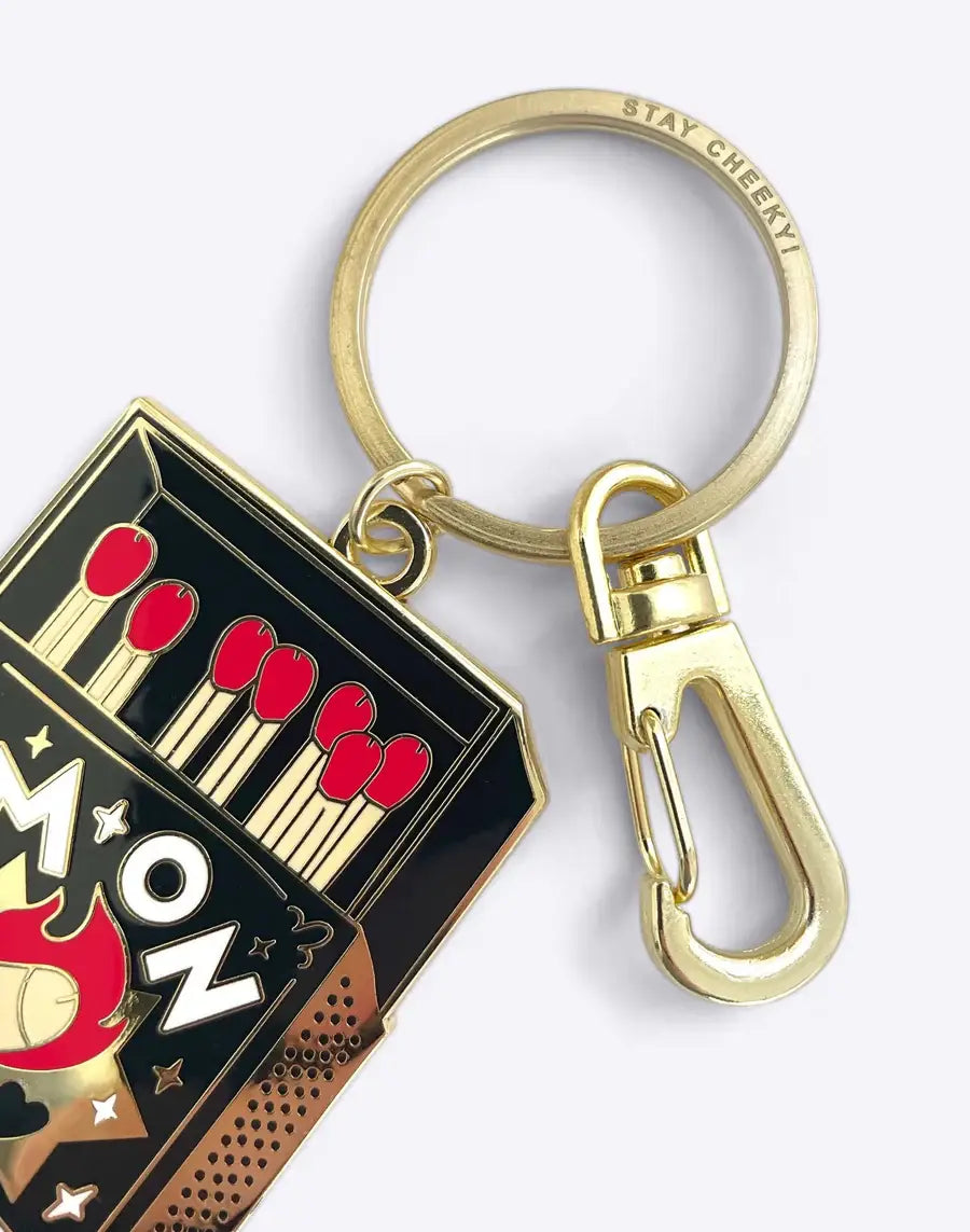 Porte-clés Porte-clés Je suis en feu : clé en or avec charm boite d’allumettes émail noir, allumettes rouges et illustration feu, plus qu’un simple objet