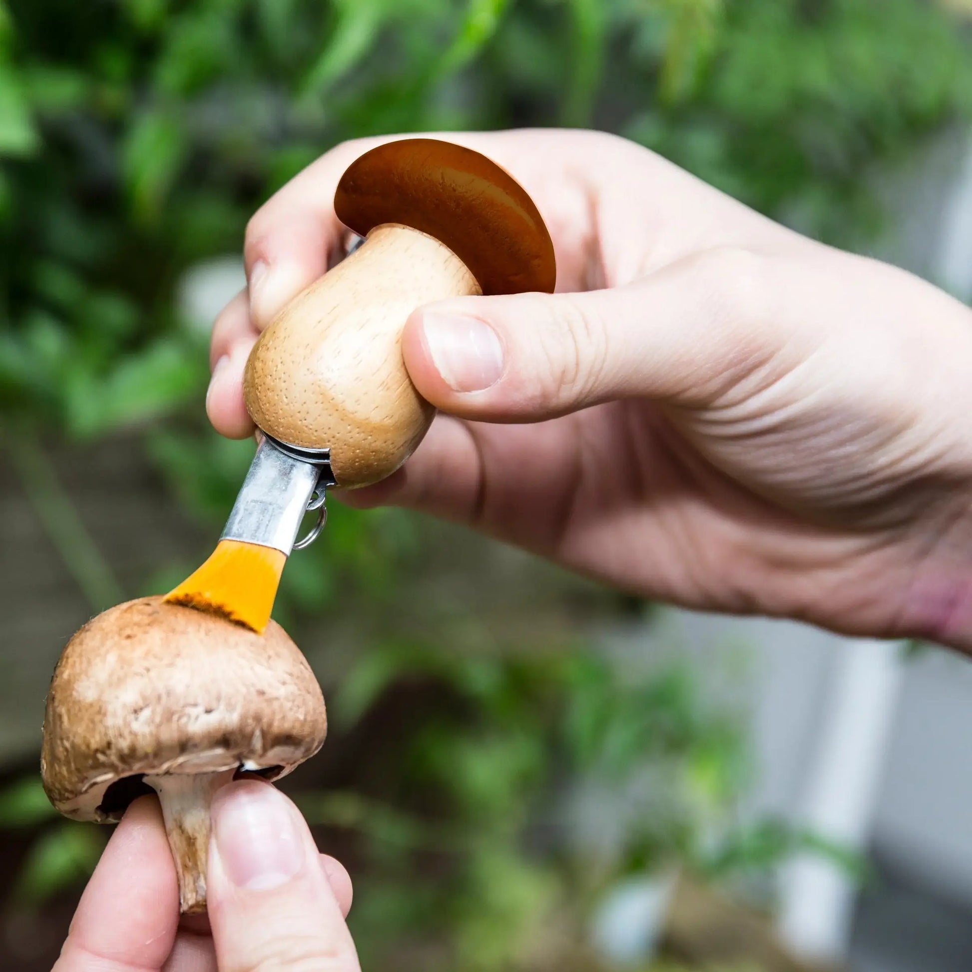 Porte-clés outil champignon en bois avec poils orange