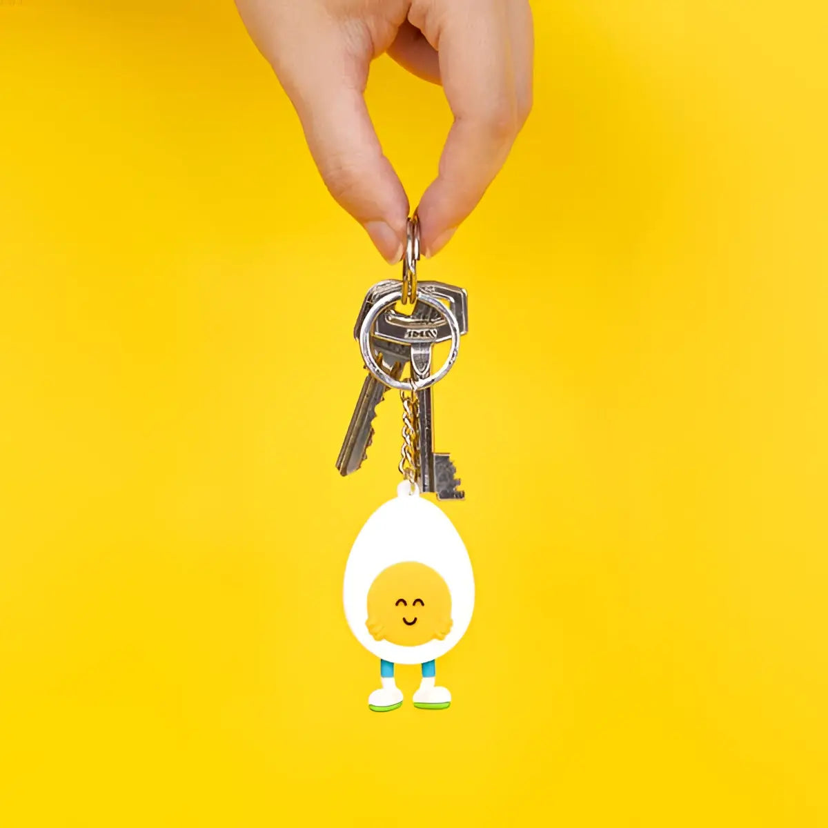 Porte-clés design Eggo jaune souriant, inspiré culture japonaise
