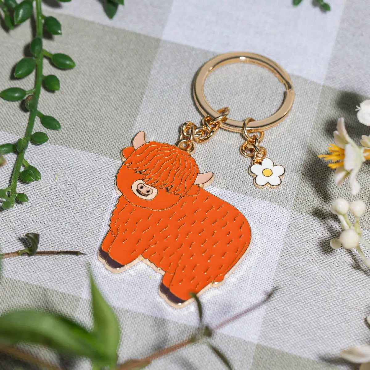 Porte-clés highland cow orange émaillé avec pivoine blanche