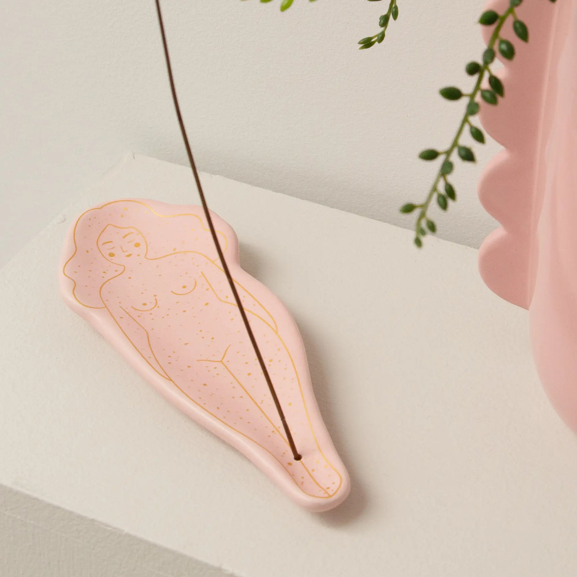 Porte encens woman body en céramique rose, femme reclinée avec dorure