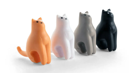 Quatre figurines chat minimalistes orange blanc gris noir porte-sachets design original touche féline
