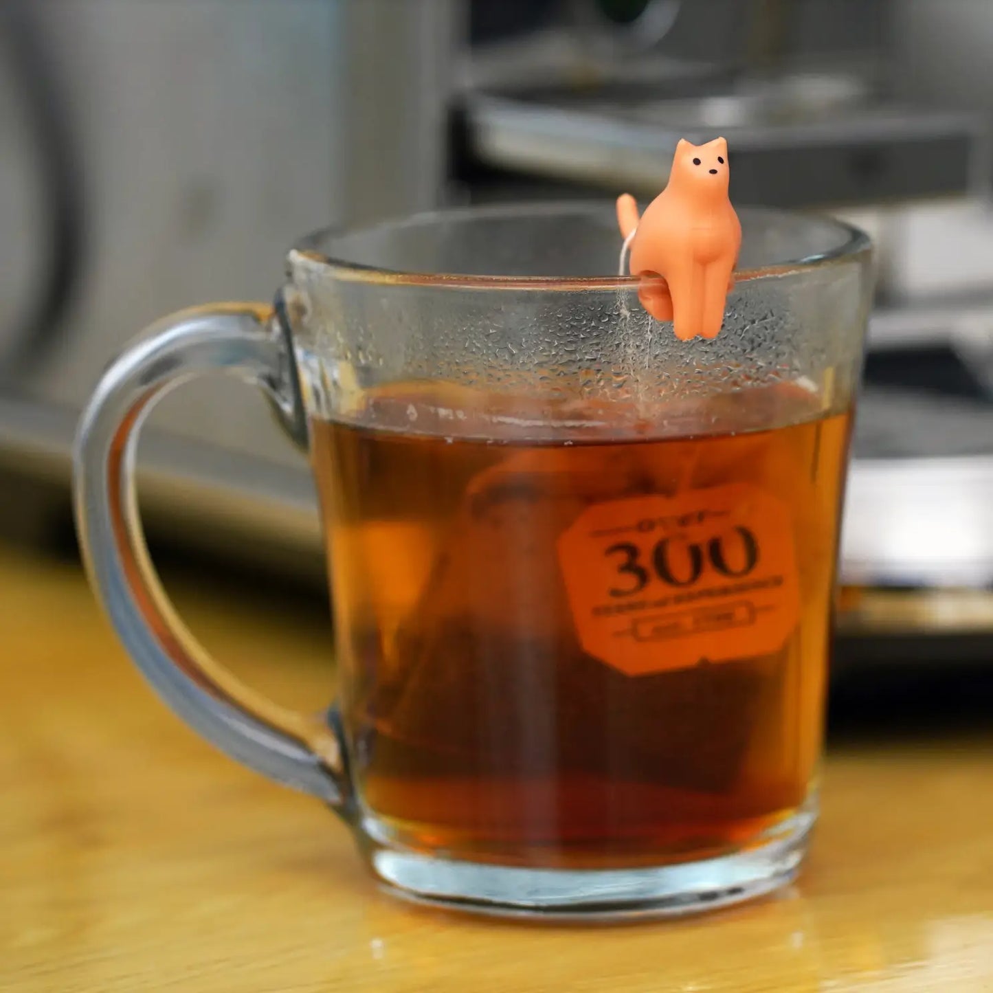 Porte-sachets de thé chat en silicone rose sur tasse en verre