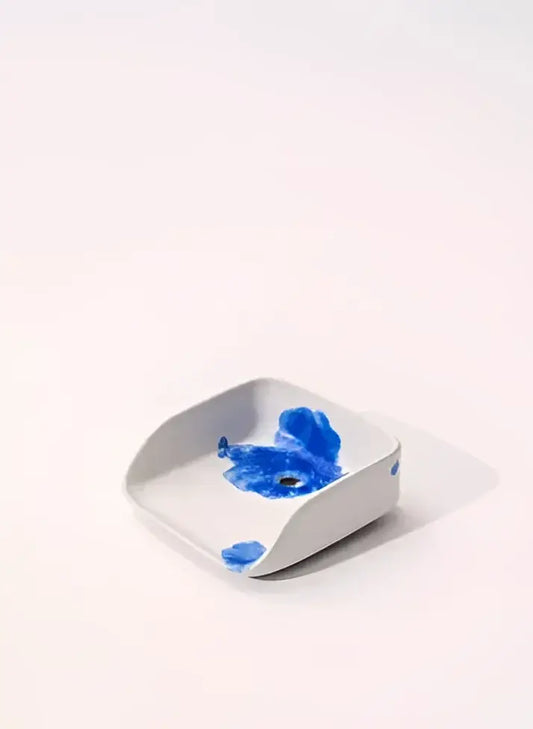 Plat savon en céramique Constance Guisset blanc floral pour shampoings solides