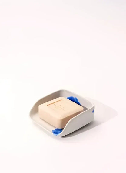 Porte-savon en céramique Constance Guisset avec savon naturel artisanal