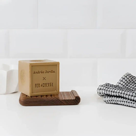 Barre de savon rectangulaire sur porte savon en bois de Frêne naturel