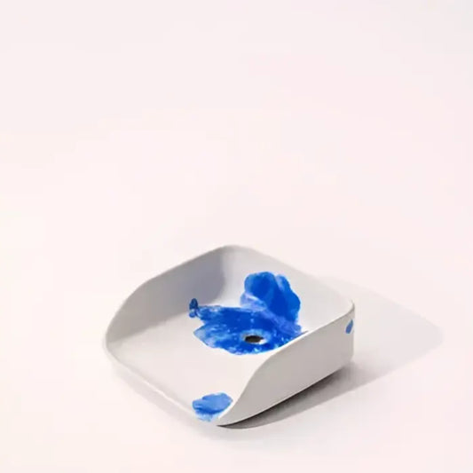 Porte savon en céramique Constance Guisset avec design floral pour cosmétiques solides