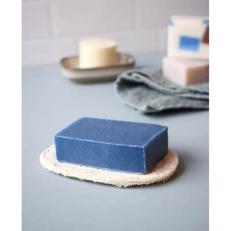 Porte-savons en luffa : savon bleu zéro déchet sur loofah naturel