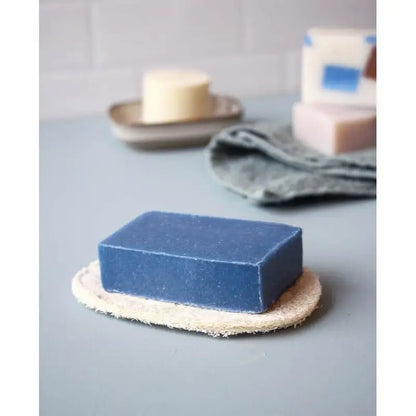 Porte-savons en luffa : savon bleu zéro déchet sur loofah naturel