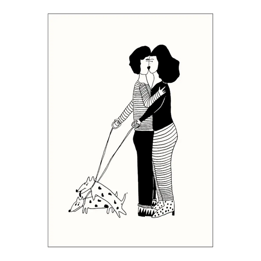 Poster horny : deux personnes s’embrassant en promenant des chiens audacieux