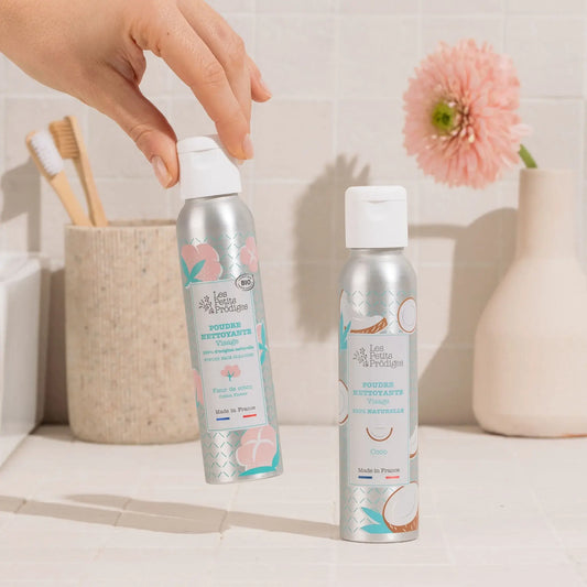 Deux flacons spray argentés de poudre nettoyante visage fleur de coton