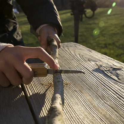 Couteau Huckleberry pour jeunes aventuriers, en matériaux durables, coupe un bâton