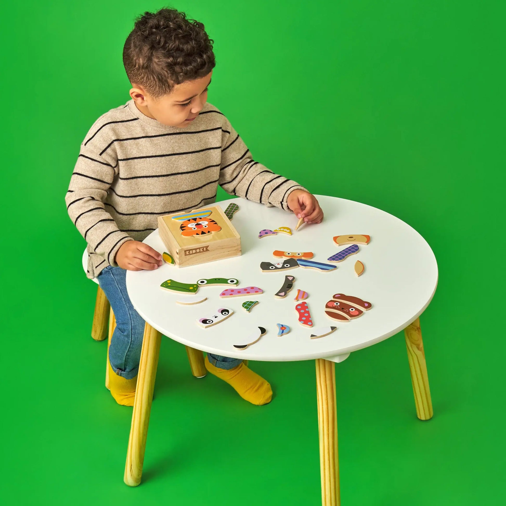 Boîte puzzle en bois animal mix avec pièces colorées éparpillées