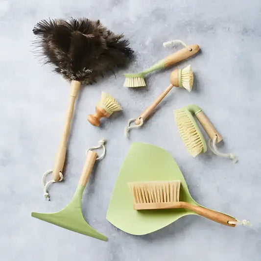 Set de produits ménagers avec raclette alliant bois recyclé et accents vert clair