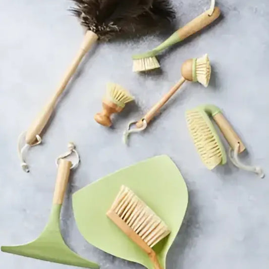 Collection d’outils de nettoyage en bois et matière recyclée pour produits ménagers raclette alliant naturel
