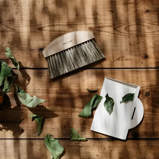 Balayette en bois avec brins naturels et ramasse miettes responsable Clynk Nature Blanc
